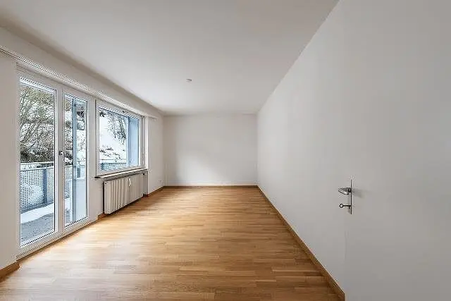 Soggiorno; pavimento in legno, luce naturale, vista