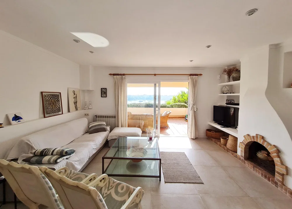 Salon; vue, cheminée, lumière naturelle