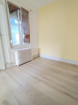 Spavaća soba; drveni pod, prirodno svjetlo