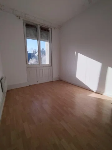 Quarto; vista, chão de madeira, luz natural