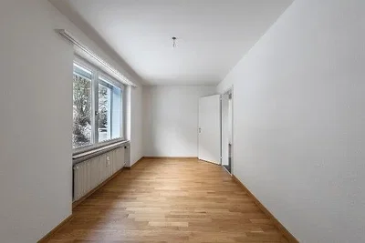 Camera da letto; luce naturale, pavimento in legno