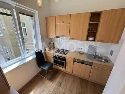 Кухиња; кухињски апарати, поглед, природно светло, модерни стил