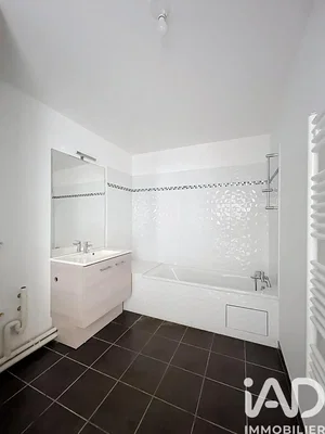Badkamer; tegelvloer, gerenoveerd, natuurlijk licht