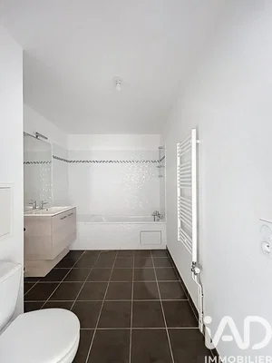 Badkamer; tegelvloer, gerenoveerd, natuurlijk licht, moderne stijl