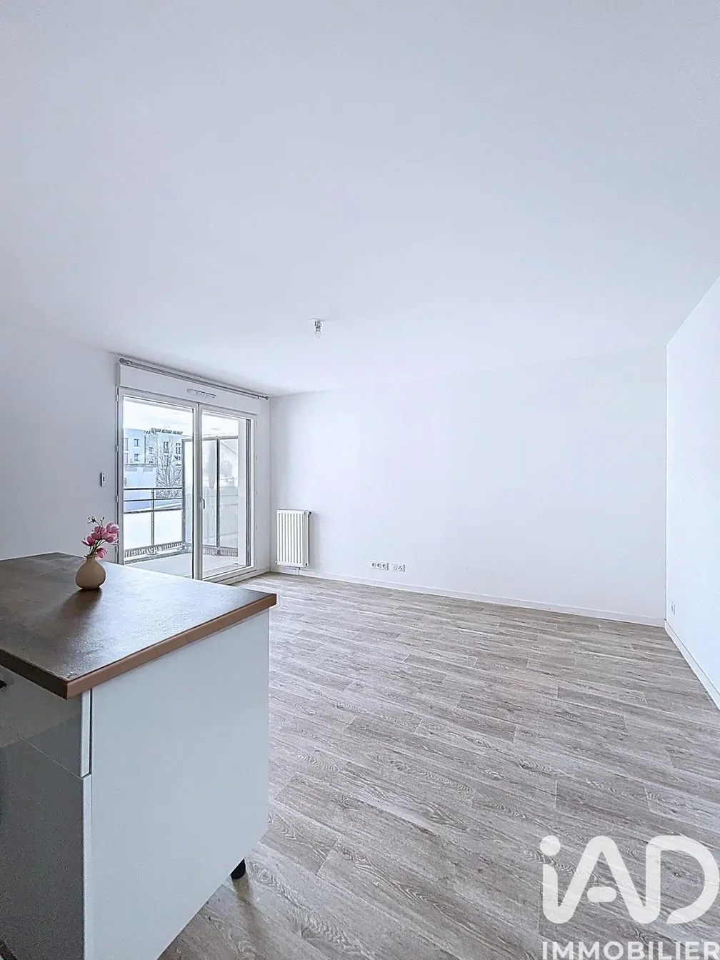 Woonkamer; uitzicht, tegelvloer, natuurlijk licht, gerenoveerd