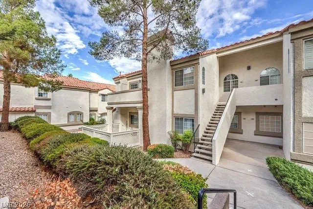 Къща и околности; гледка