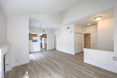 Salon; lumière naturelle, parquet, rénové