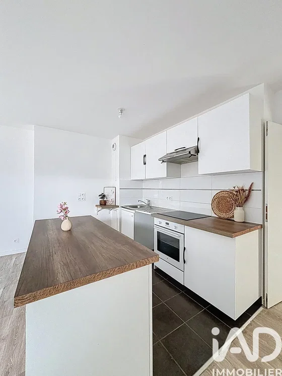 Keuken; keukenapparatuur, natuurlijk licht, moderne stijl, tegelvloer