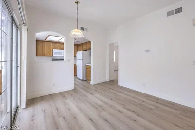 Obývací pokoj; přirozené světlo, dřevěná podlaha, kuchyňské spotřebiče