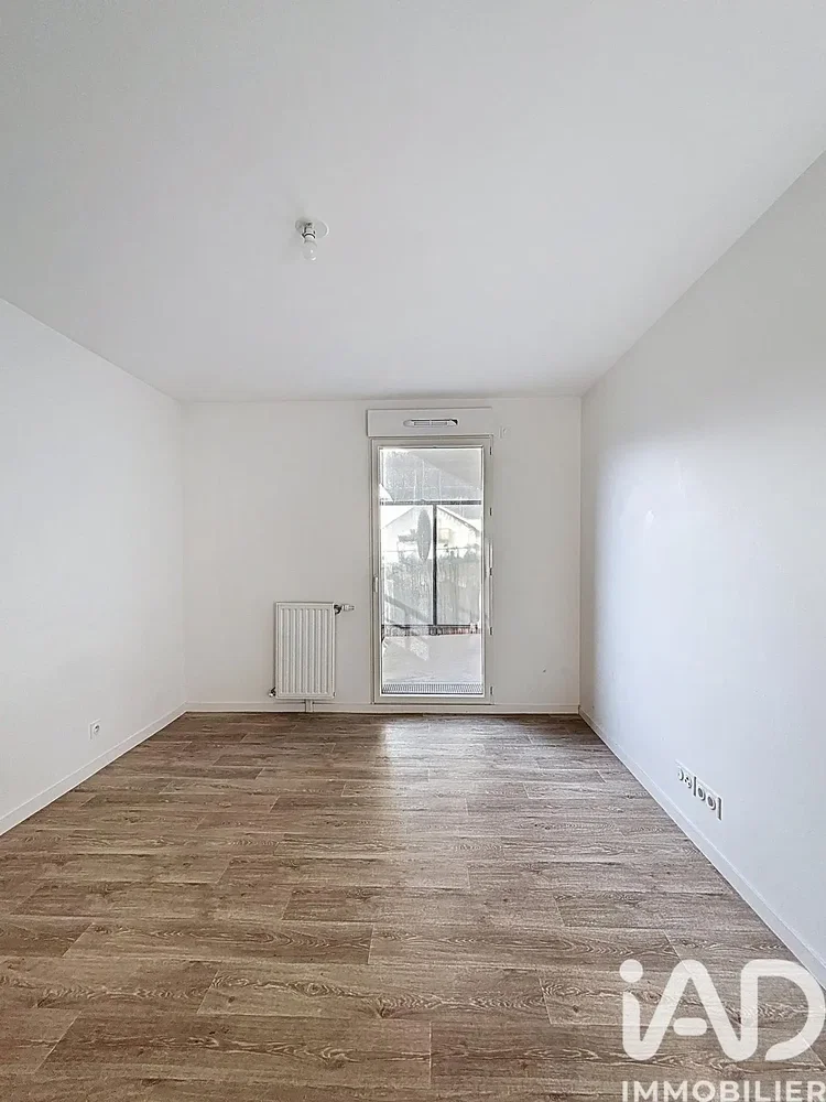 Woonkamer; natuurlijk licht, houten vloer, gerenoveerd