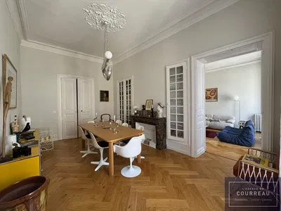 Wohnzimmer; holzboden, tageslicht