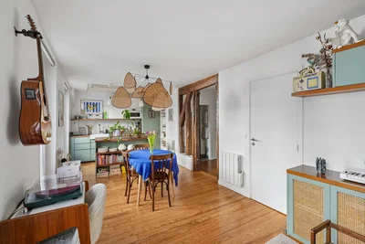 Дневна соба; дрвени под, модерни стил, природно светло