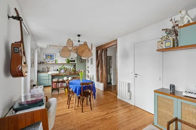 Wohnzimmer; holzboden, moderner stil, tageslicht
