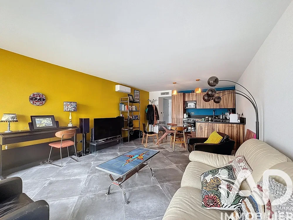 Wohnzimmer; fliesenboden, tageslicht, moderner stil