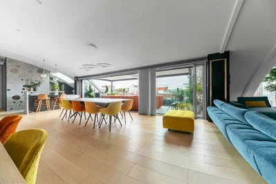 Obývací pokoj; přirozené světlo, dřevěná podlaha, moderní styl