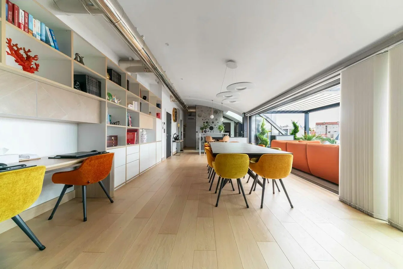 Soggiorno; pavimento in legno, luce naturale, stile moderno