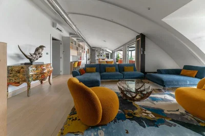 Obývací pokoj; přirozené světlo, moderní styl, dřevěná podlaha