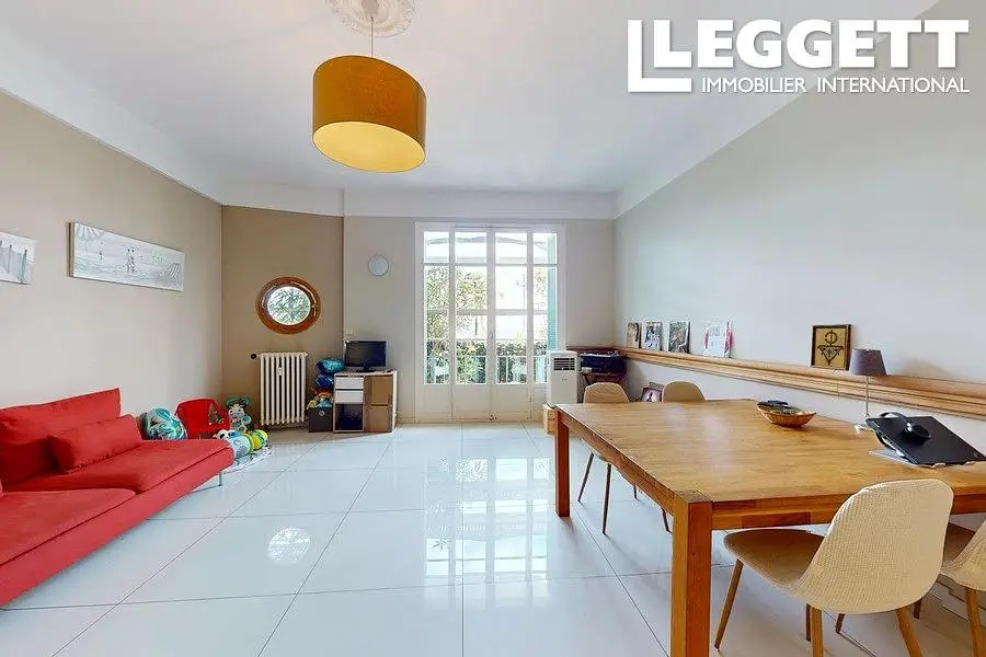 Oturma odası; fayans zemin, doğal ışık