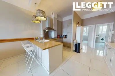 Mutfak; mutfak aletleri, fayans zemin, doğal ışık