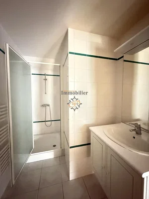 Banyo; fayans zemin, doğal ışık