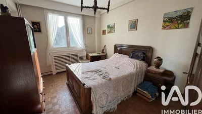 Yatak odası; ahşap zemin, doğal ışık