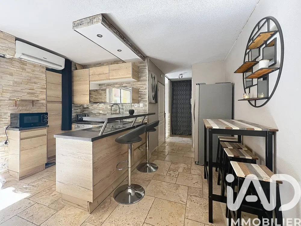 Kitchen; kitchen appliances, natural light, modern style