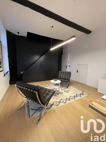 Woonkamer; houten vloer, natuurlijk licht, moderne stijl