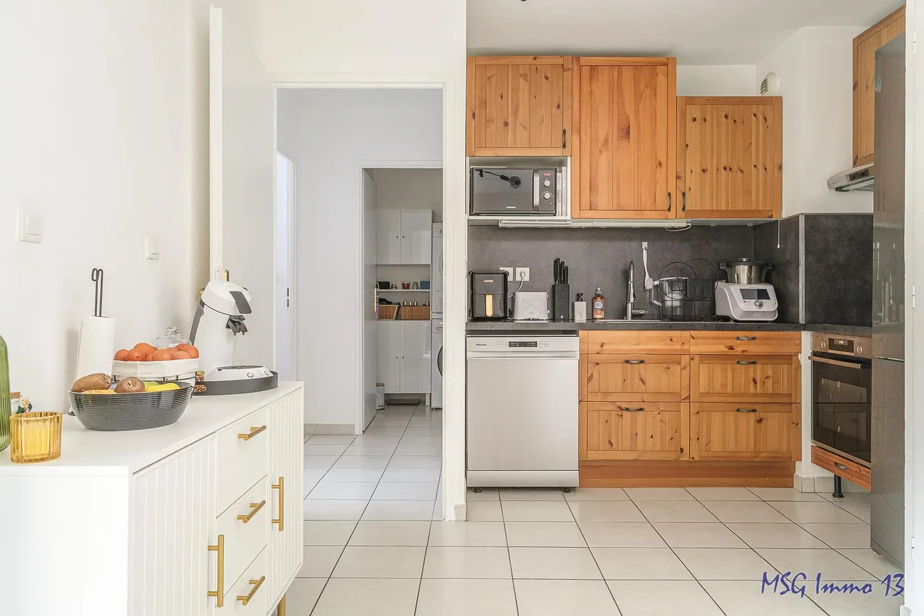 Kuhinja; kućanski aparati, pločice, renoviran, prirodna svjetlost, moderan stil