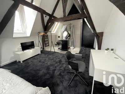 Yatak odası; doğal ışık, ahşap kirişler, modern stil