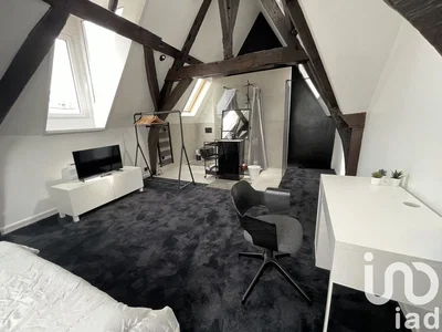 Chambre; lumière naturelle, poutres en bois, style moderne