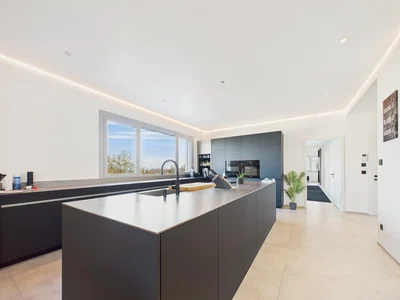 Küche; küchengeräte, blick, fliesenboden, tageslicht, moderner stil
