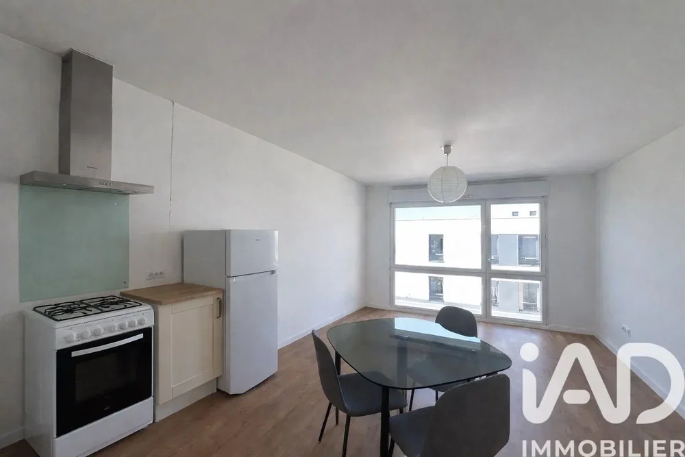Kitchen; kitchen appliances, natural light
