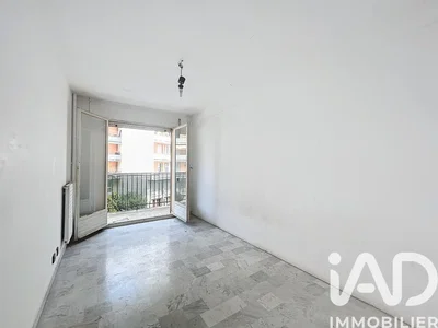 Balkon; manzara, fayans zemin, tadilat gerekiyor