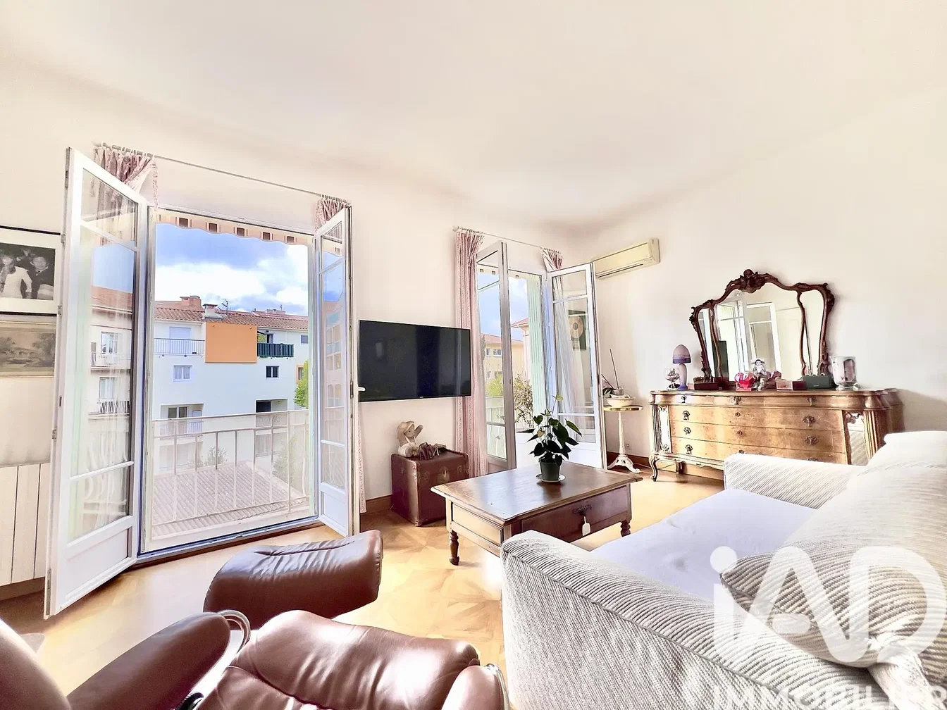 Дневна соба; поглед, природно светло