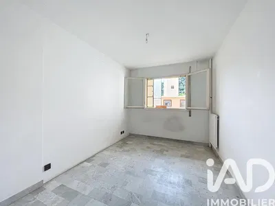 Yatak odası; fayans zemin, doğal ışık, tadilat gerekiyor