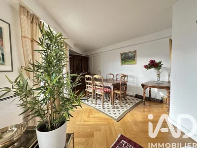 Дневна соба; дрвени под, природно светло, рустикални стил