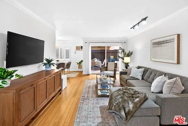 Sala de estar; luz natural, chão de madeira, estilo moderno