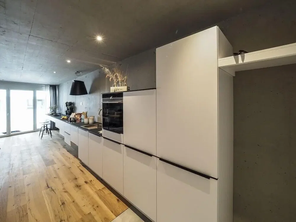 Cucina; elettrodomestici, pavimento in legno, luce naturale, stile moderno