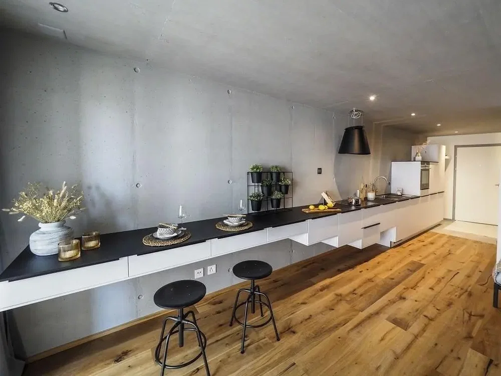 Cucina; stile moderno, luce naturale, pavimento in legno