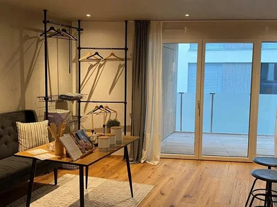 Soggiorno; vista, pavimento in legno, luce naturale, stile moderno