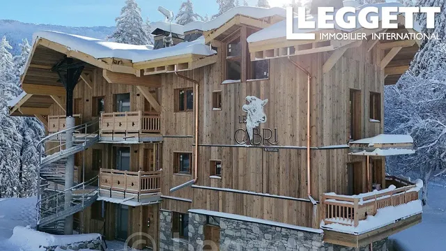 Dom i otoczenie; widok, belki drewniane, podłoga drewniana, wysokie sufity, styl rustykalny