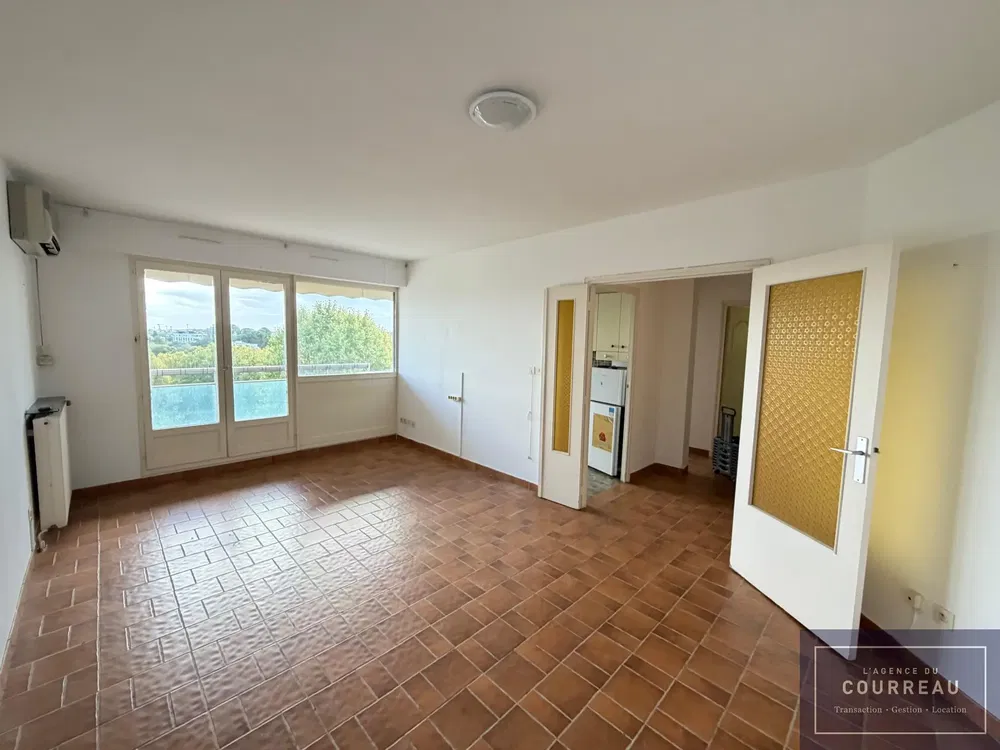 Dnevna soba; pločice, pogled, potrebna renovacija