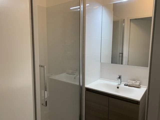 Bagno; pavimento in piastrelle, ristrutturato, luce naturale, stile moderno