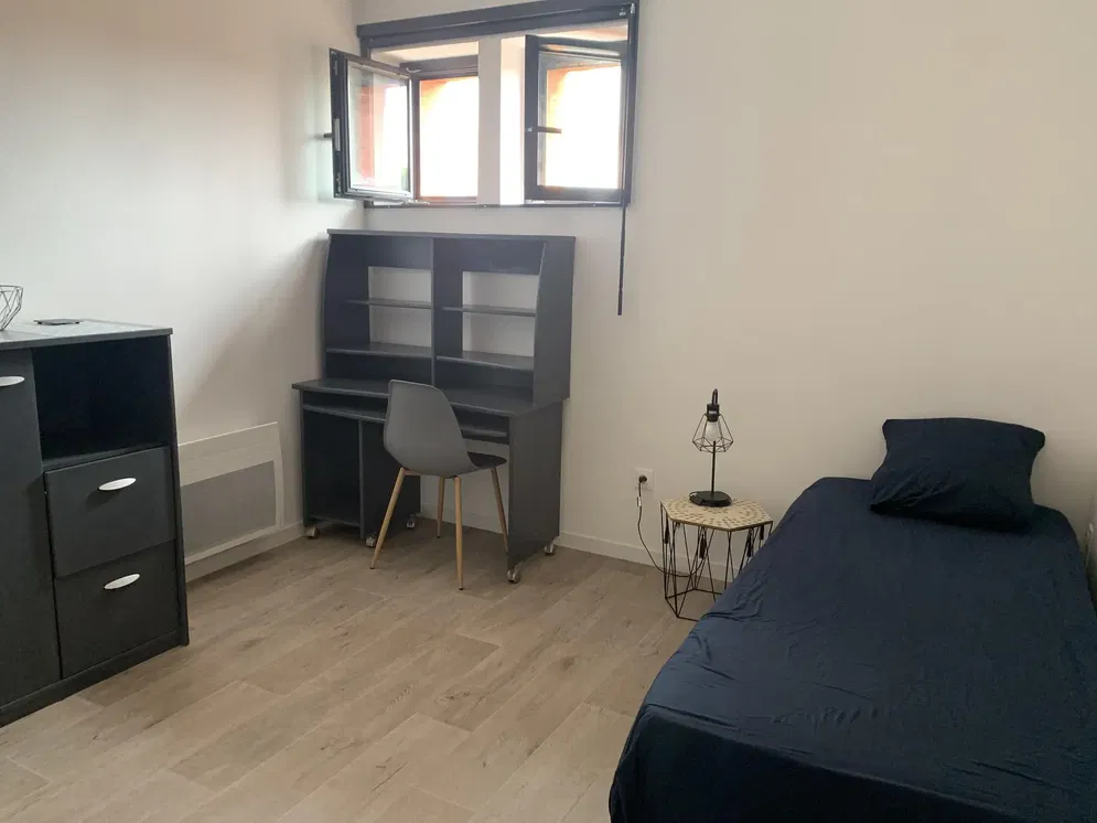 Yatak odası; doğal ışık, modern stil