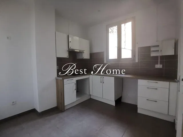 Cucina; elettrodomestici, pavimento in piastrelle, luce naturale