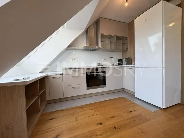 Cucina; elettrodomestici, pavimento in legno, ristrutturato, luce naturale