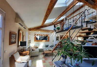 Soggiorno; travi in legno, luce naturale, stile rustico