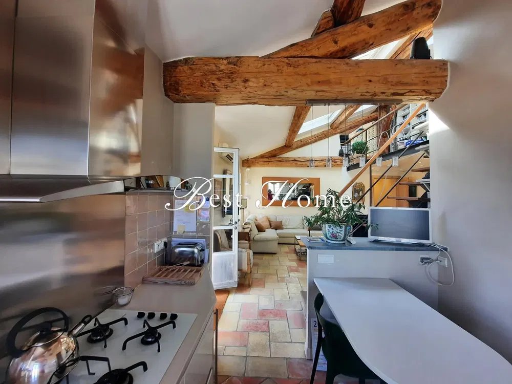 Kuhinja; kuhinjski aparati, drvene grede, prirodno svjetlo