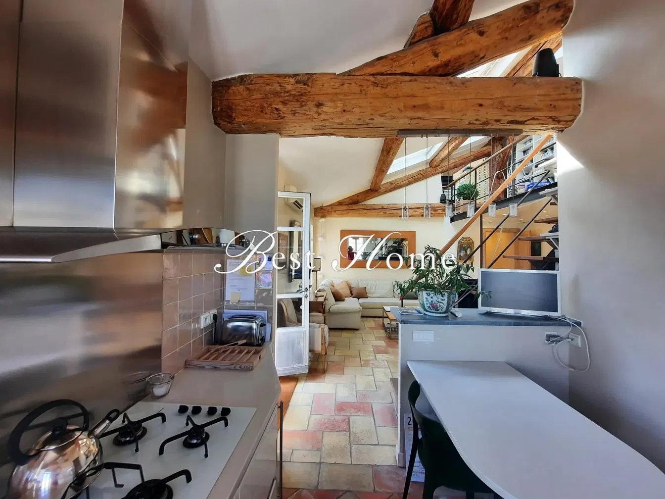 Kuhinja; kuhinjski aparati, drvene grede, prirodno svjetlo