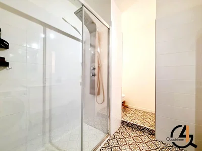 Bagno; pavimento in piastrelle, luce naturale, ristrutturato